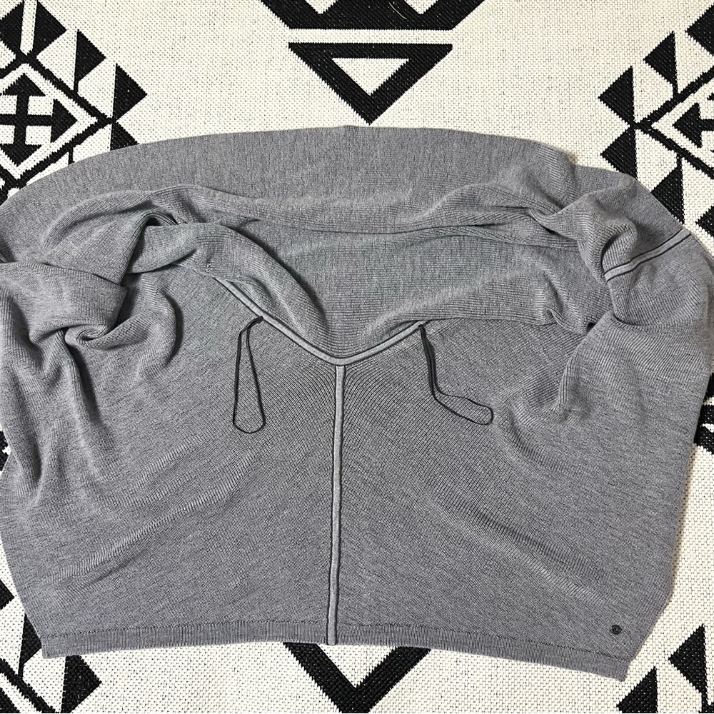 Lululemon Exaltation Reversible Wrap in Dark Olive/Heathered Core Medium Gray OS - Picture 5 of 9